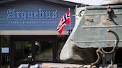 Norwegian writing above the entrance to a museum, a Norwegian flag and a World War 2 tank