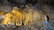 Un grupo de antiguas formaciones rocosas dentro de una cueva