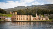 Ruinas penitenciarias junto a una bahía en Port Arthur, Tasmania
