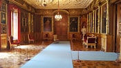 Um corredor no Castelo de Schwerin com obras de arte antigas e riquíssima arquitetura