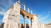Ruinas de un edificio antiguo con tres arcos