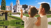 Un hijo y su padre fotografían un edificio en Lisboa, Portugal