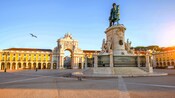 Estatua del Rey José I y el Arco de la Rua Augusta en la Plaza del Comercio en Lisboa, Portugal