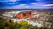 Uma paisagem urbana de Liverpool, Inglaterra, com o estádio Anfield