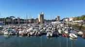 Botes atracados en un muelle con murallas históricas