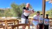 Una cesta de pan casero y vino embotellado en la mesa