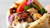 Un wrap de pan pita souvlaki griego