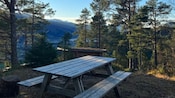 Uma mesa de piquenique no topo de um mirante de montanha