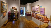 Uma sala no Museu Marítimo da Nova Caledônia com foco na exploração colonial francesa