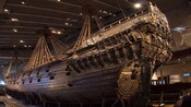Un gran barco de madera que se exhibe en el Museo Vasa