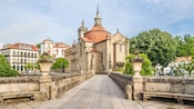 Um ponte leva à Ponte São Gonçalo, uma igreja em Amarante, Portugal