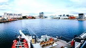 Una embarcación navegando con vista al puerto del fiordo de Oslo en Noruega