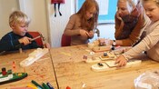 Crianças construindo navios modelo no Museu Marítmo da Noruega