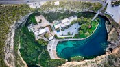 Vista aérea de un edificio en el lago Vouliagmeni en Atenas, Grecia