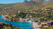 Uma linha costeira ao longo de Sounion em meio às montanhas em Lavreotiki, Grécia