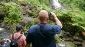 Los visitantes toman fotos de la famosa cascada Trafalgar