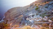 Teleféricos subindo ao longo de uma montanha em Santorini, Grécia