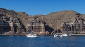 Un catamarán flotando en una laguna cerca de Santorini, Grecia