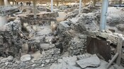 Un sitio arqueológico con vasijas y viviendas antiguas