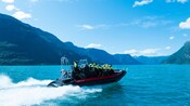 Un bote semirrígido lleno de gente surcando las aguas