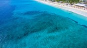 Vista aérea del Mar Caribe en la Playa Orient Bay