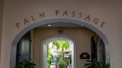 Entrada a un centro comercial con el cartel “Palm Passage”
