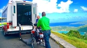 Un autobús con las puertas abiertas estacionado junto a una calle