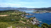 Una vista en la cima de la isla de Embiez con campos agrícolas y marismas salinas