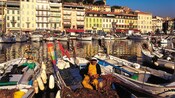 Un hombre sentado en un barco en un puerto en la Riviera Francesa