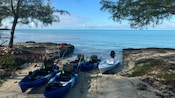 Cinco caiaques com equipamento de pesca em uma praia no Disney Lookout Cay at Lighthouse Point