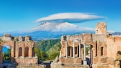 Monte Etna y las ruinas antiguas de un teatro grecorromano en Sicilia