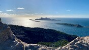 El Parque Nacional de Calanques con islas en el mar Mediterráneo a la distancia