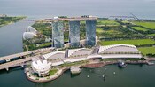 Un moderno resort de tres torres interconectadas con un parque en la azotea y un paisaje costero circundante