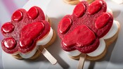 Dois dos biscoitos recheados Jumbeaux’s Paws em formato de pata