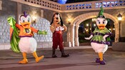 Donald Duck, Goofy y Daisy Duck están listos para la fiesta mientras, y posan vestidos con sus mejores galas de Halloween