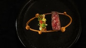 Um prato elegante com uma fatia de carne bovina de wagyu e batata rosti ao molho romesco