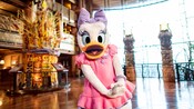 Daisy Duck qui envoie la main au Animal Kingdom Lodge