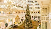 Le hall au Disney's Grand Floridian Resort & Spa décoré pour les fêtes avec des guirlandes et un arbre de Noël géant