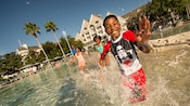 4 enfants s’éclaboussant dans l’eau d’une piscine au Disney’s Yacht Club Resort