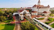 El monorriel entrando a la estación de Disney's Grand Floridian Resort & Spa