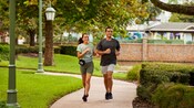 Una pareja trota por un pintoresco sendero pavimentado en Walt Disney World Resort en Florida