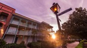 Un patio en Disney's Port Orleans Resort con edificios coloridos y exuberantes paisajes
