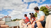 Une famille sur un bateau motorisé sur le Seven Seas Lagoon au Walt Disney World Resort