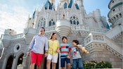 Una familia de cuatro personas frente al Cinderella Castle