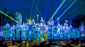 Iluminaciones proyectadas en la fachada de “it’s a small world” durante el espectáculo nocturno Tapestry of Happiness