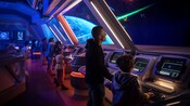 Des visiteurs dans la zone d’entraînement sur le pont de Star Wars: Galactic Starcruiser