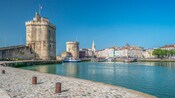 Torres de piedra medievales y edificios en el puerto de La Rochelle, Francia