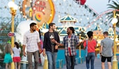Participants souriants en marchant dans le parc Disney California Adventure