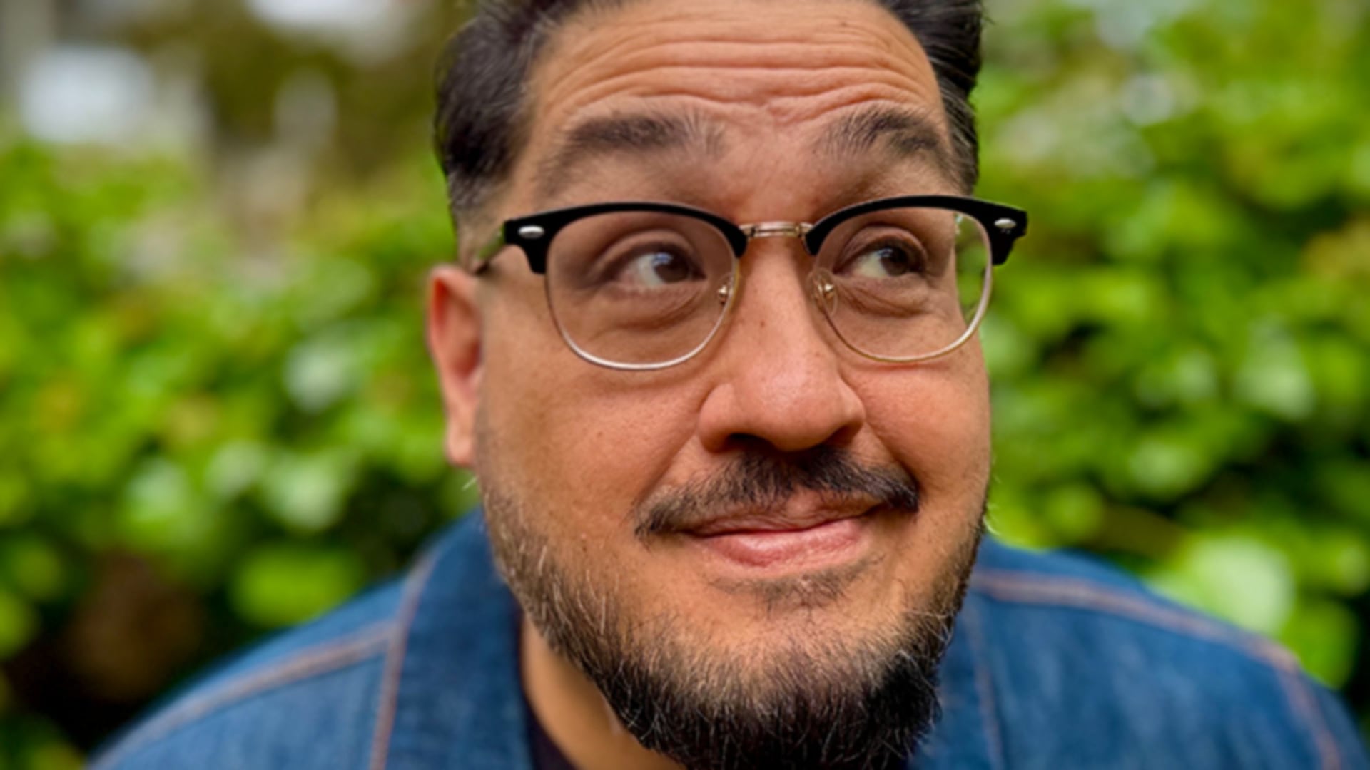 A portrait of artist Chris Uming