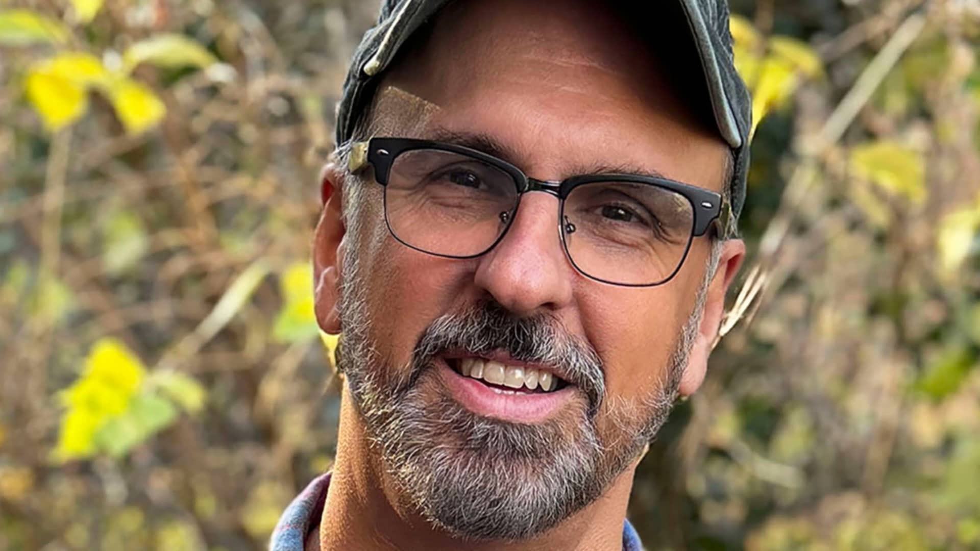 A portrait of artist Dave Perillo